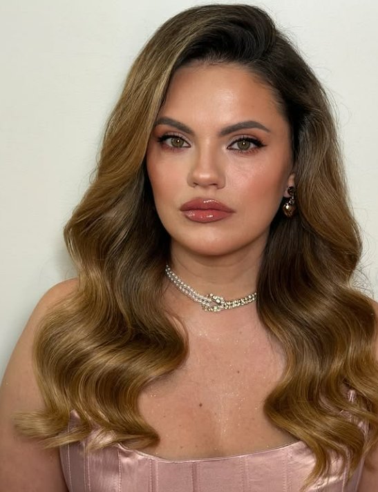 Алина — визажист, специалист в области макияжа